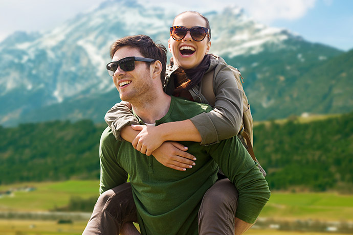 690x460-happy couple with backpacks traveling in highlands